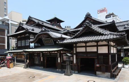 道後のシンボル道後温泉本館の左隣に位置 Symbol of Dogo 'Dogo Onsen' It is located in the left side